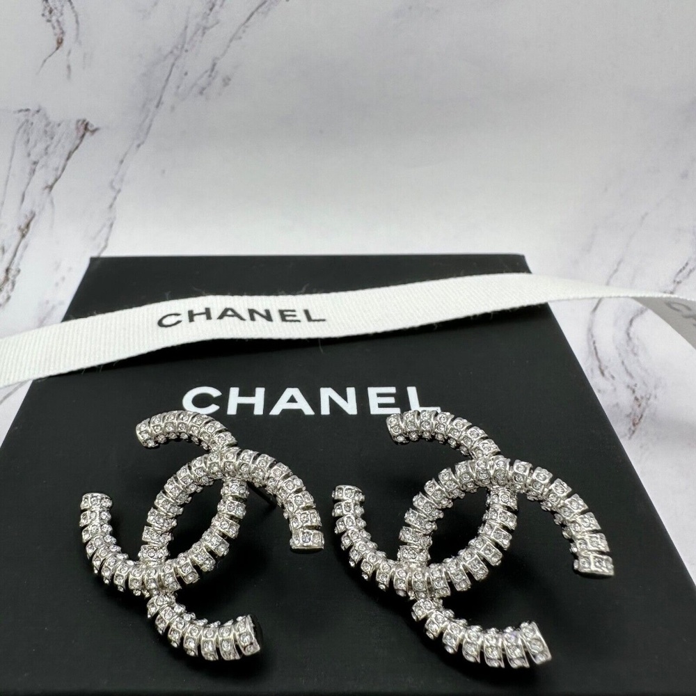 ❌❌ SOLD Chanel 2023 Big Interlocking CC Logo Crystal Stud Statement New Earrings - Picture 3 of 12